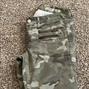 Gap size 26 always skinny 1969 camo print jeans